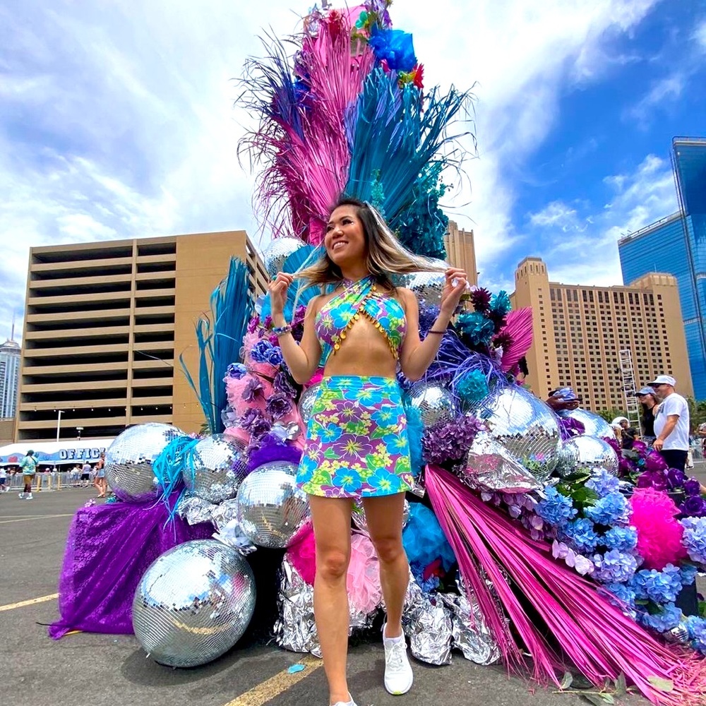 Her pony the label Tropicana set